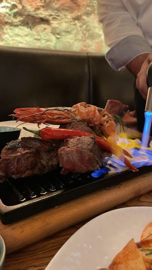 Saftiges Steak auf Grill mit Feuerflamme