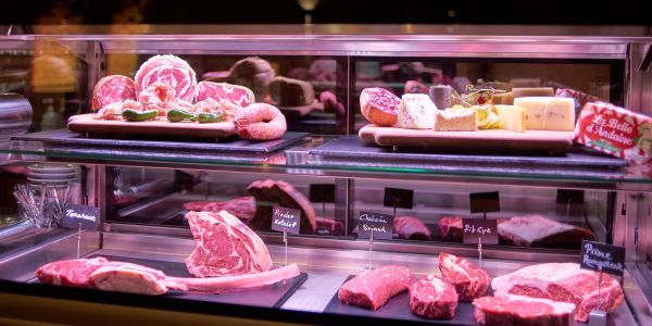 Alle rohen Fleischprodukte in der offenen Auslage im Meat&Greet in Freiburg
