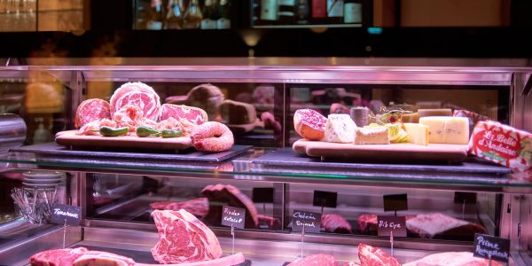 Alle rohen Fleischprodukte in der offenen Auslage im Meat&Greet in Freiburg